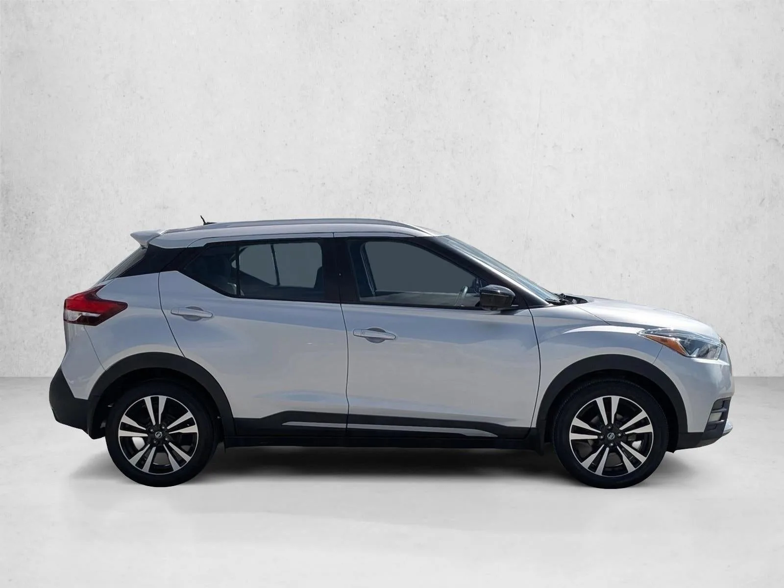 2020 Nissan Kicks SR FWD photo 4