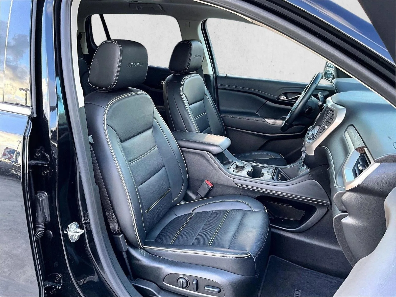 2023 GMC Acadia Denali photo 9