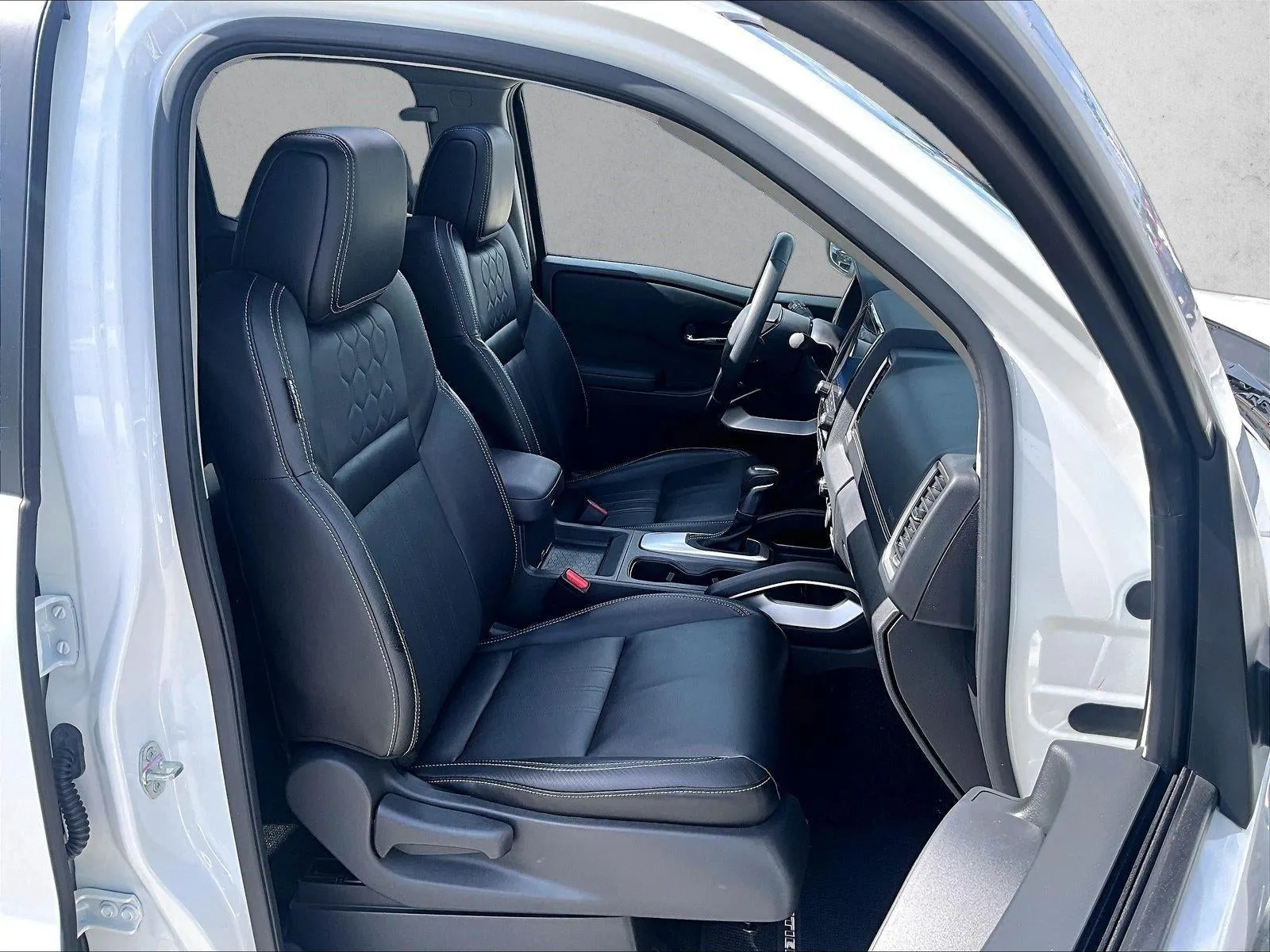 2024 Nissan Frontier Crew Cab SL 4x2 photo 9