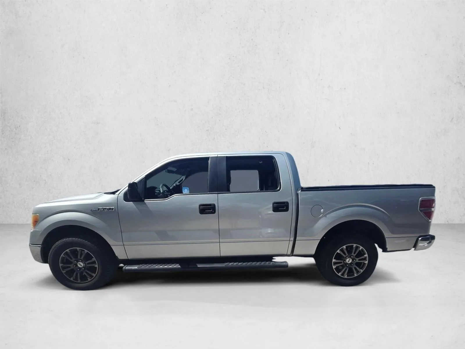 2013 Ford F-150 2WD SuperCrew 5-1/2 Ft Box XLT photo 6