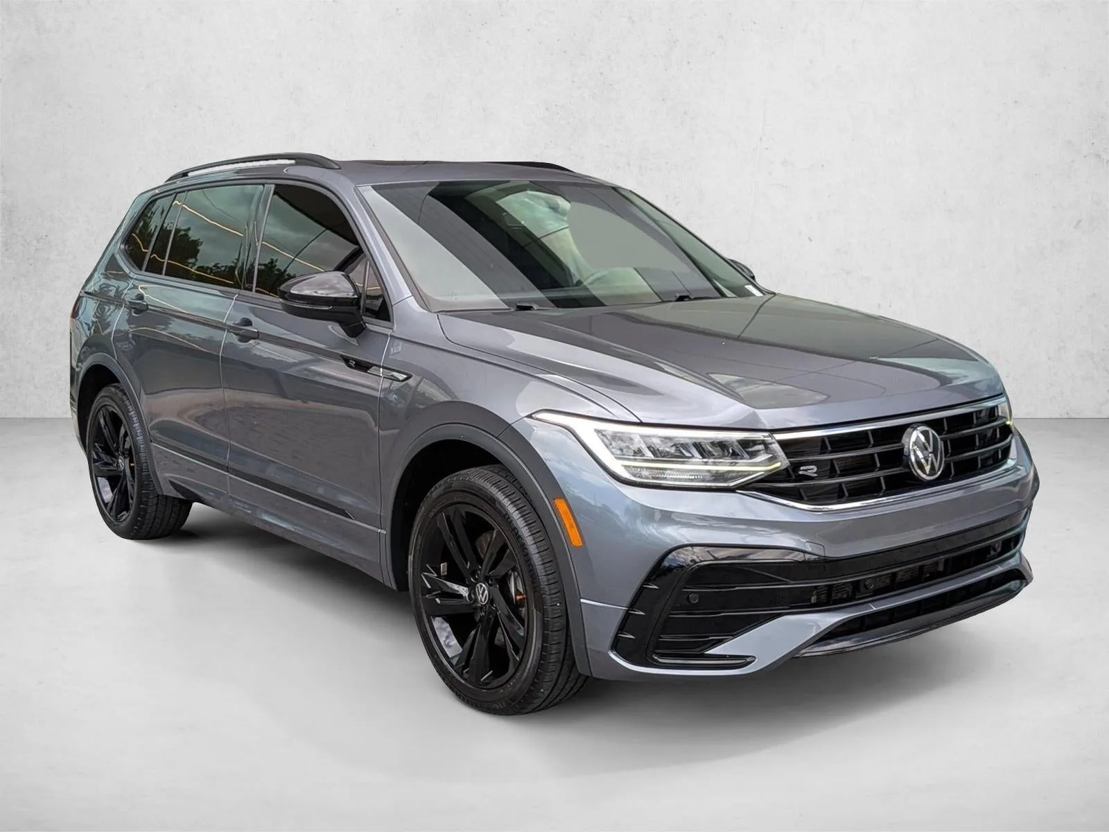 2023 Volkswagen Tiguan 2.0T SE R-Line Black 4MOTION photo 3