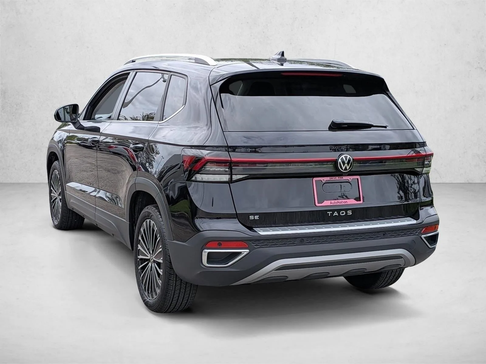 2025 Volkswagen Taos SE FWD photo 7