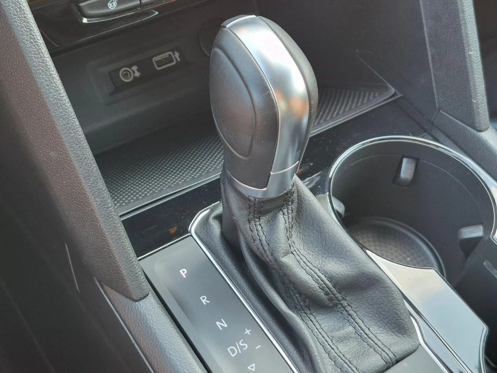 2018 Volkswagen Atlas 3.6L V6 SEL Premium 4MOTION photo 12