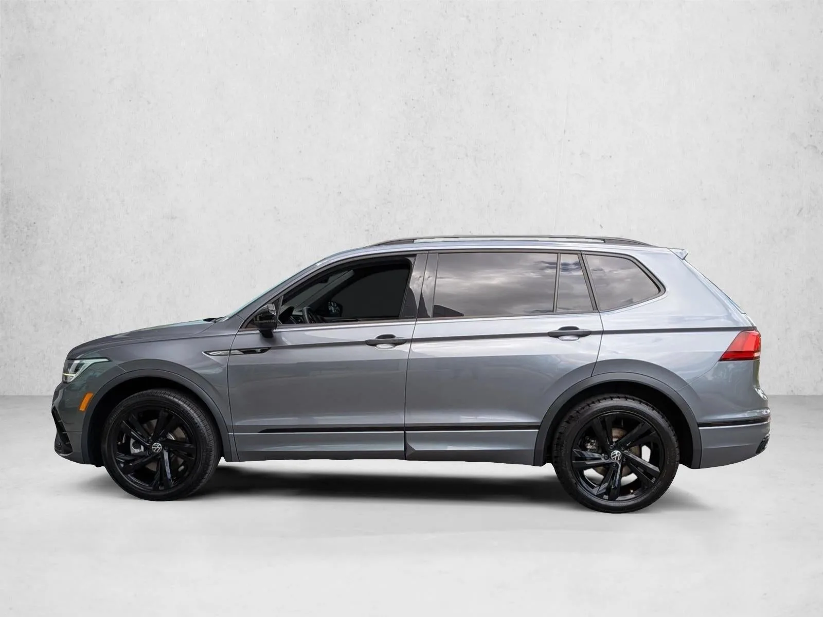 2023 Volkswagen Tiguan 2.0T SE R-Line Black 4MOTION photo 9