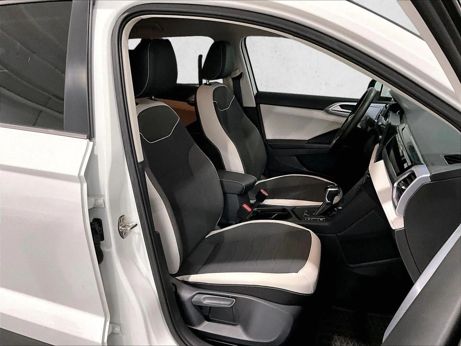 2025 Volkswagen Taos 1.5T SE photo 9
