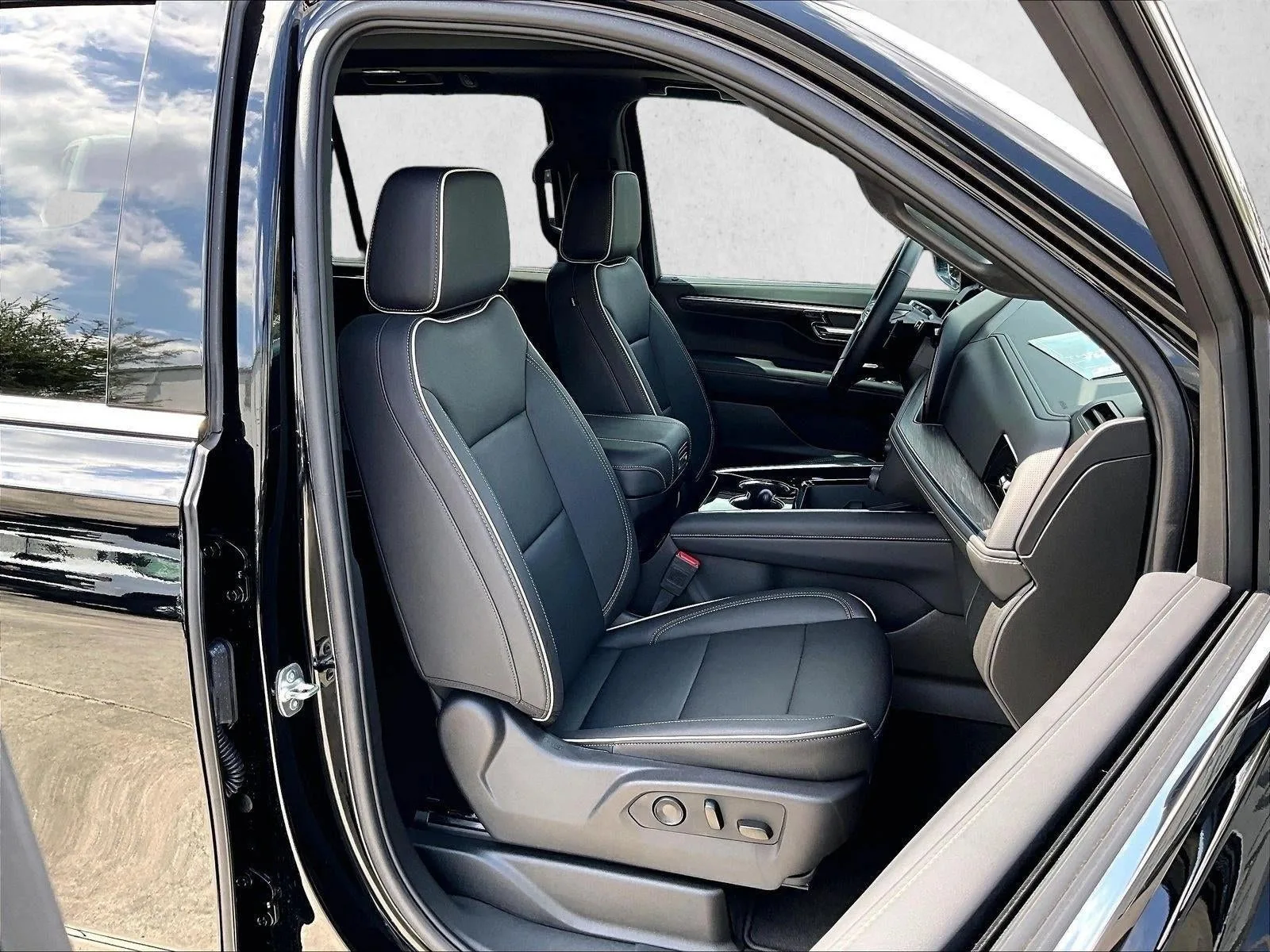 2025 Chevrolet Tahoe Premier photo 9
