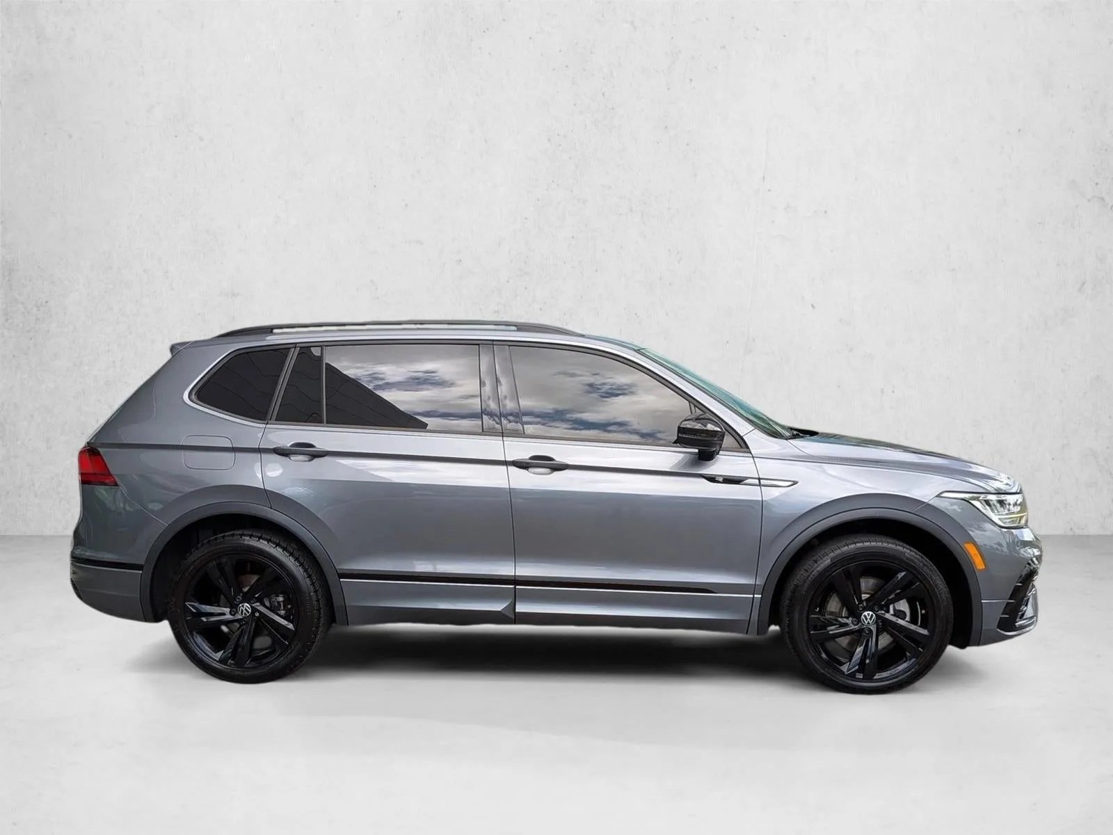 2023 Volkswagen Tiguan 2.0T SE R-Line Black 4MOTION photo 4