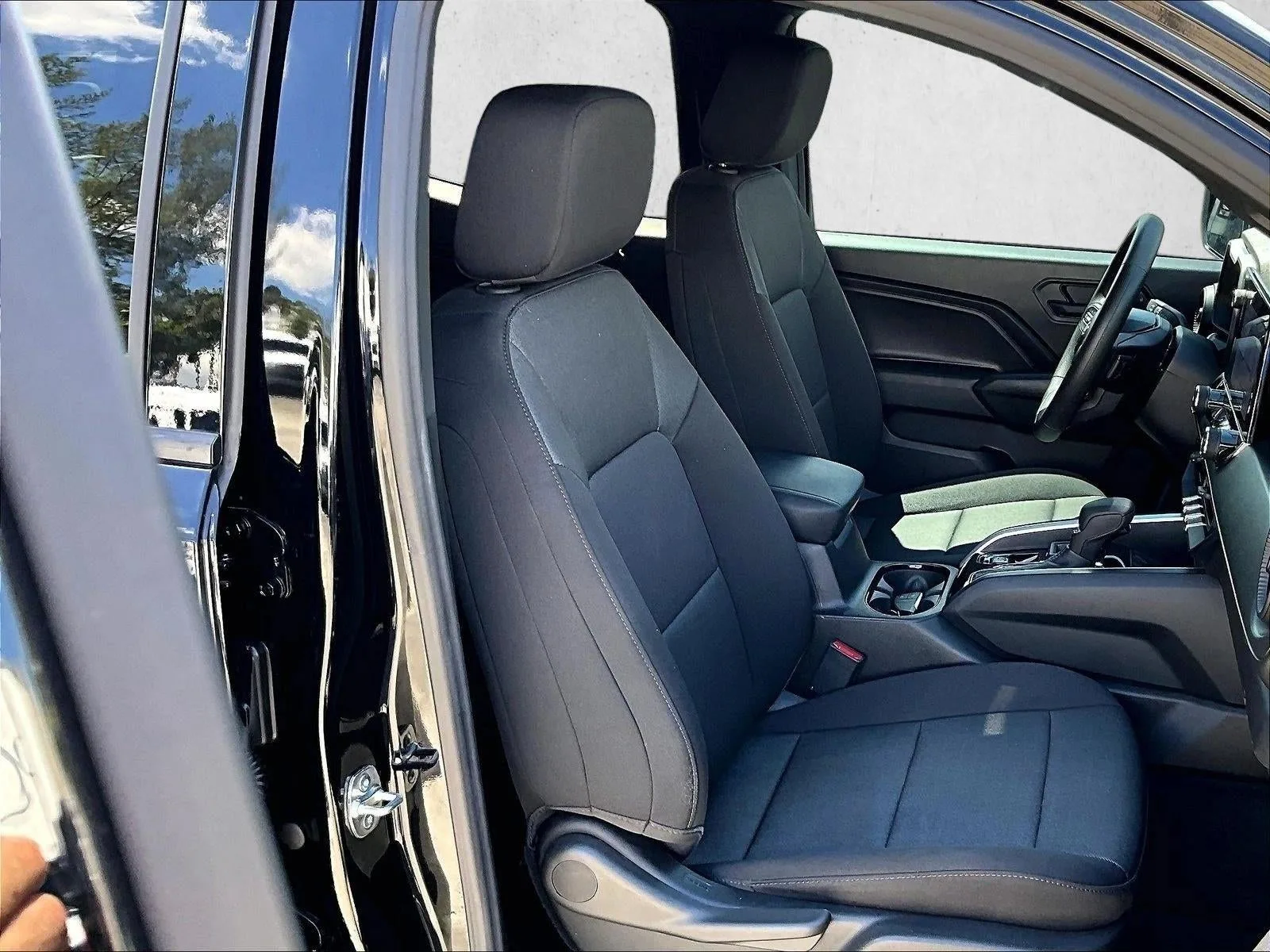 2025 Chevrolet Colorado WT/LT photo 9