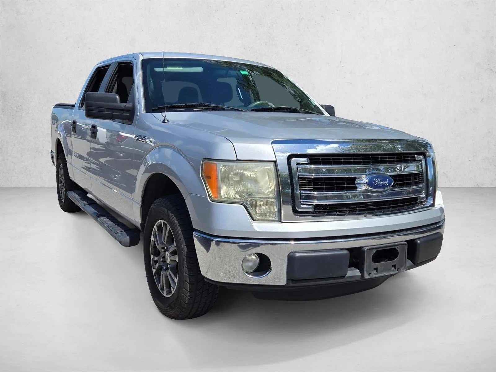 2013 Ford F-150 2WD SuperCrew 5-1/2 Ft Box XLT photo 3