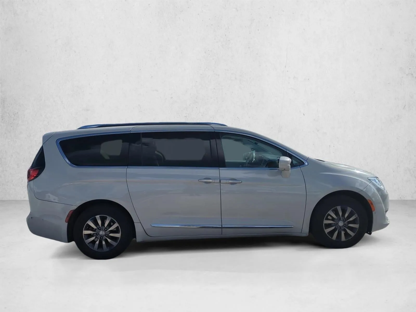 2019 Chrysler Pacifica Touring L Plus FWD photo 4