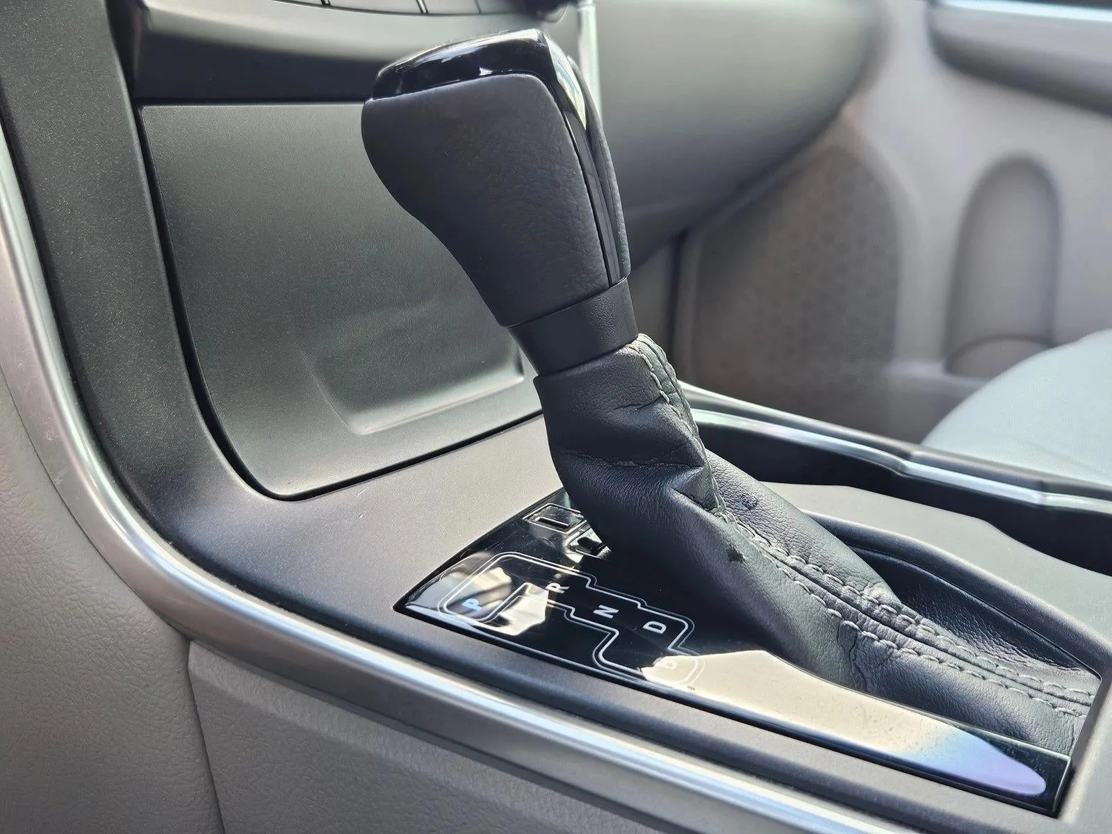 2017 Toyota Camry Hybrid XLE CVT (Natl) photo 12