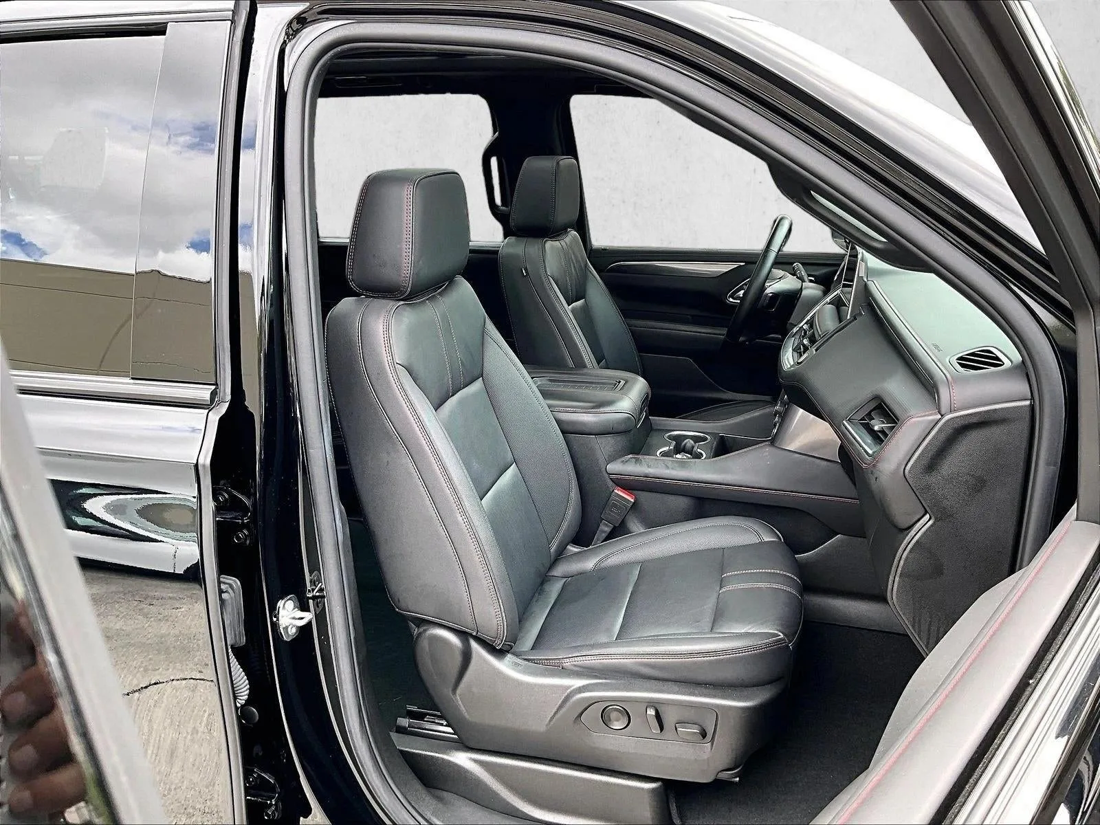 2024 Chevrolet Suburban RST photo 8