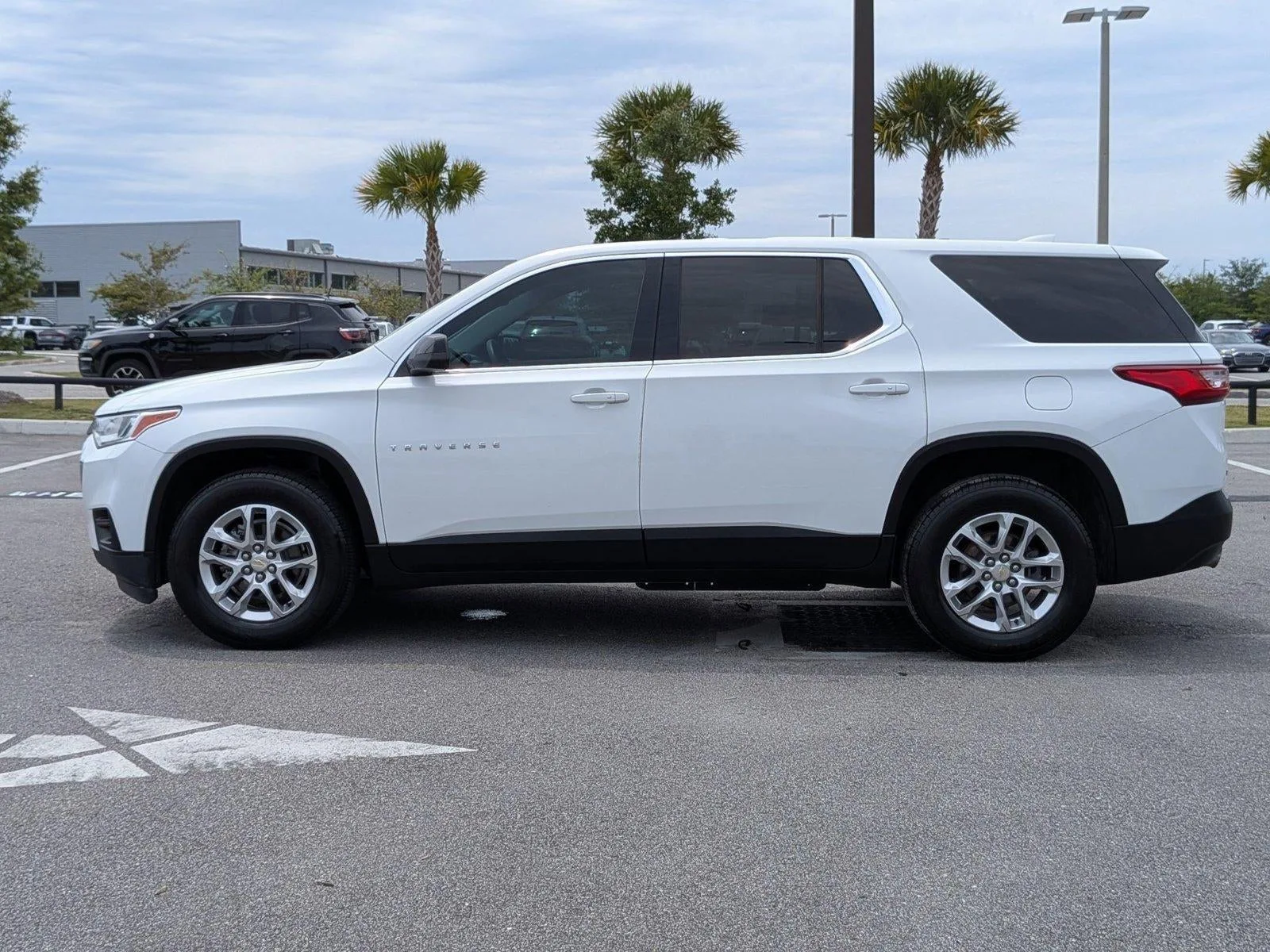 2021 Chevrolet Traverse FWD 1LS photo 2
