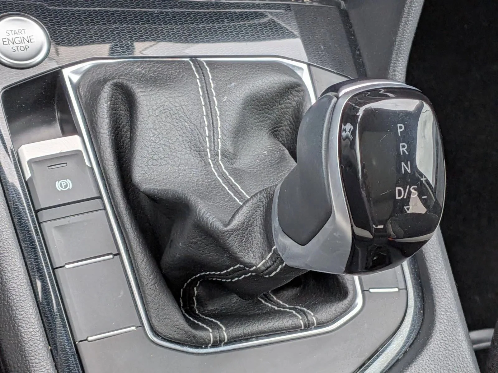 2025 Volkswagen Taos SE FWD photo 11