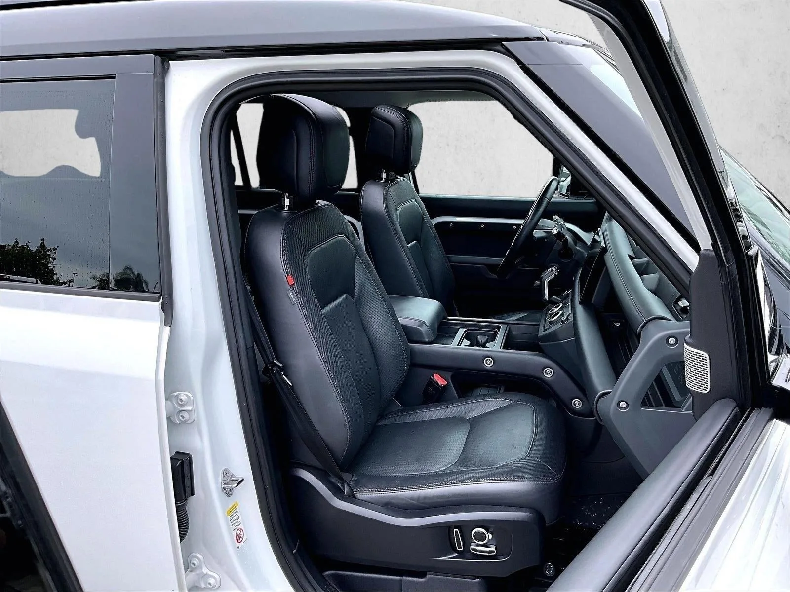 2024 Land Rover Defender 130 P400 X-Dynamic SE photo 9