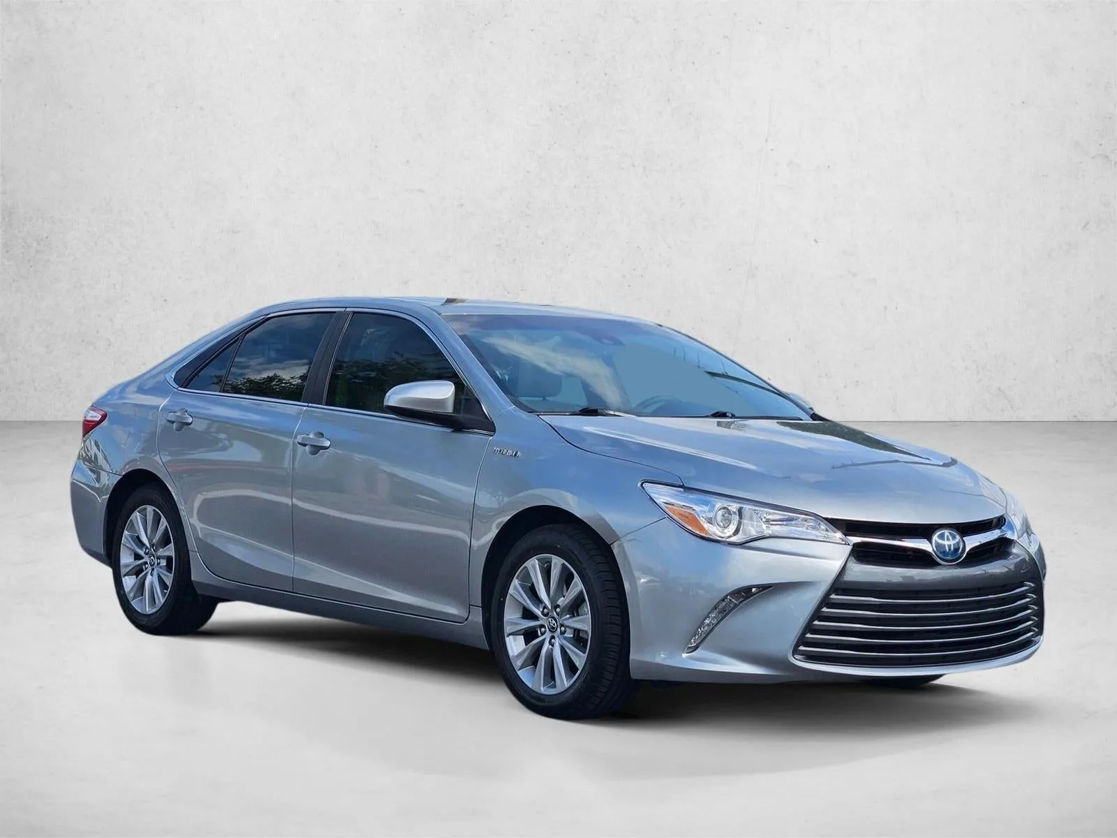 2017 Toyota Camry Hybrid XLE CVT (Natl) photo 3