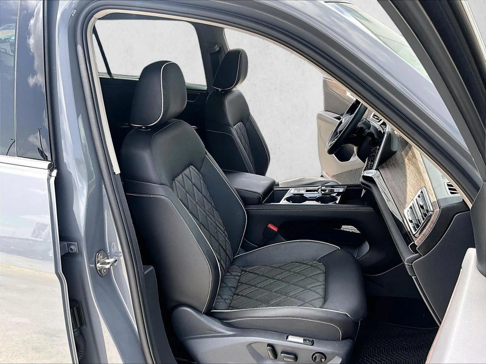 2026 Volkswagen Atlas SEL Premium R-Line photo 9