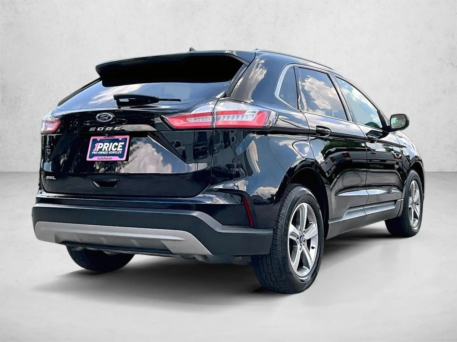 2021 Ford Edge SEL photo 2