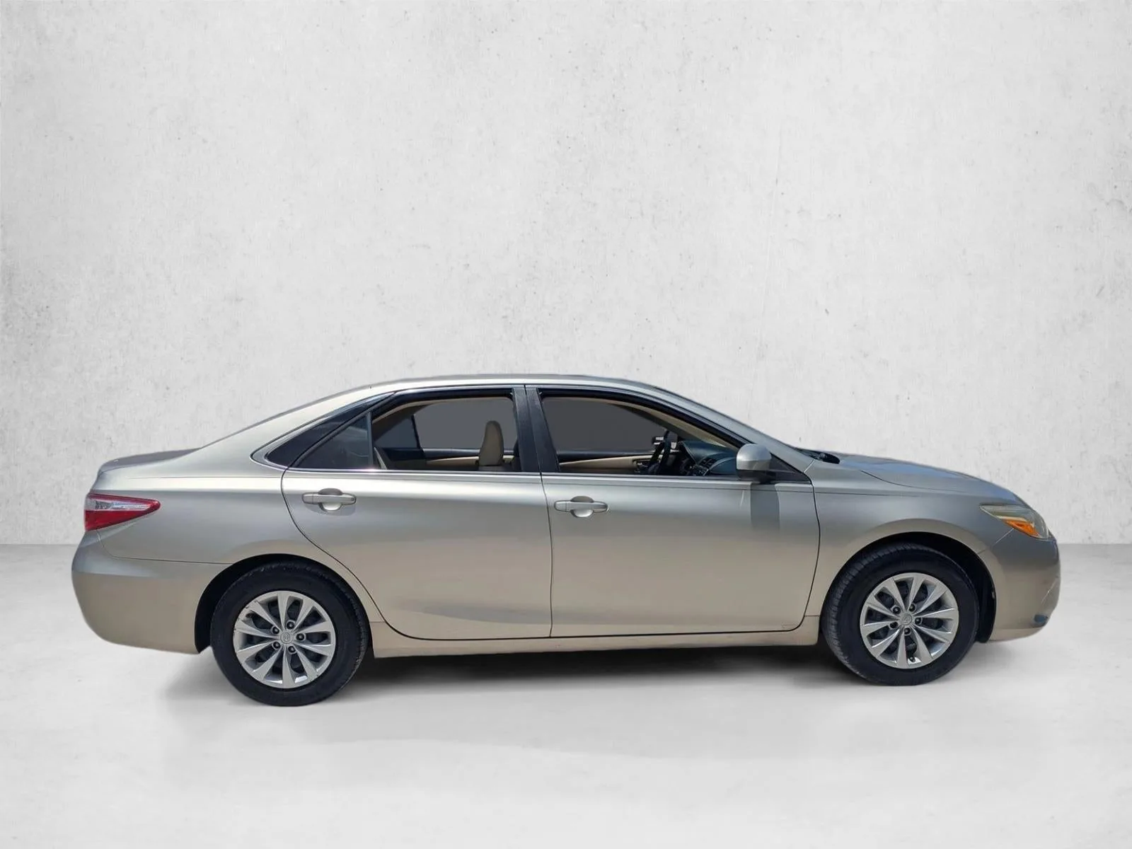 2017 Toyota Camry LE Auto (SE) photo 4