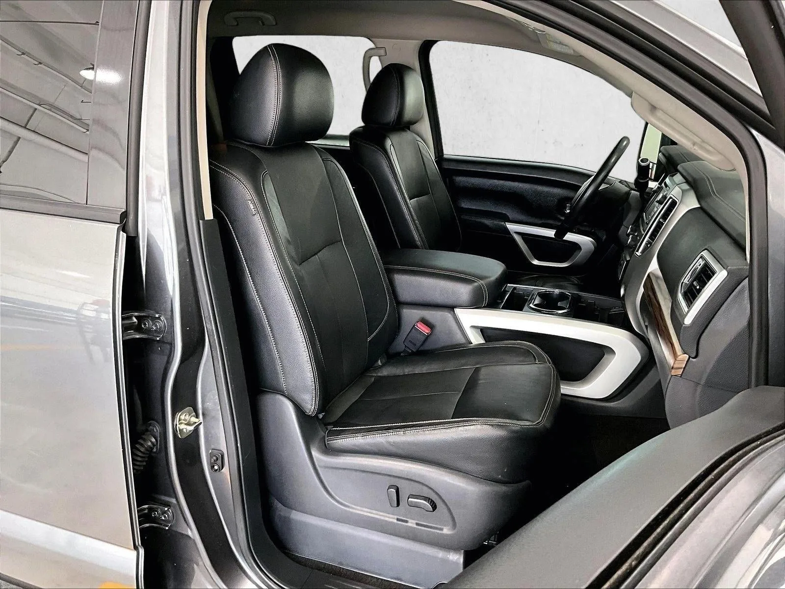 2016 Nissan TITAN XD SL Diesel photo 9