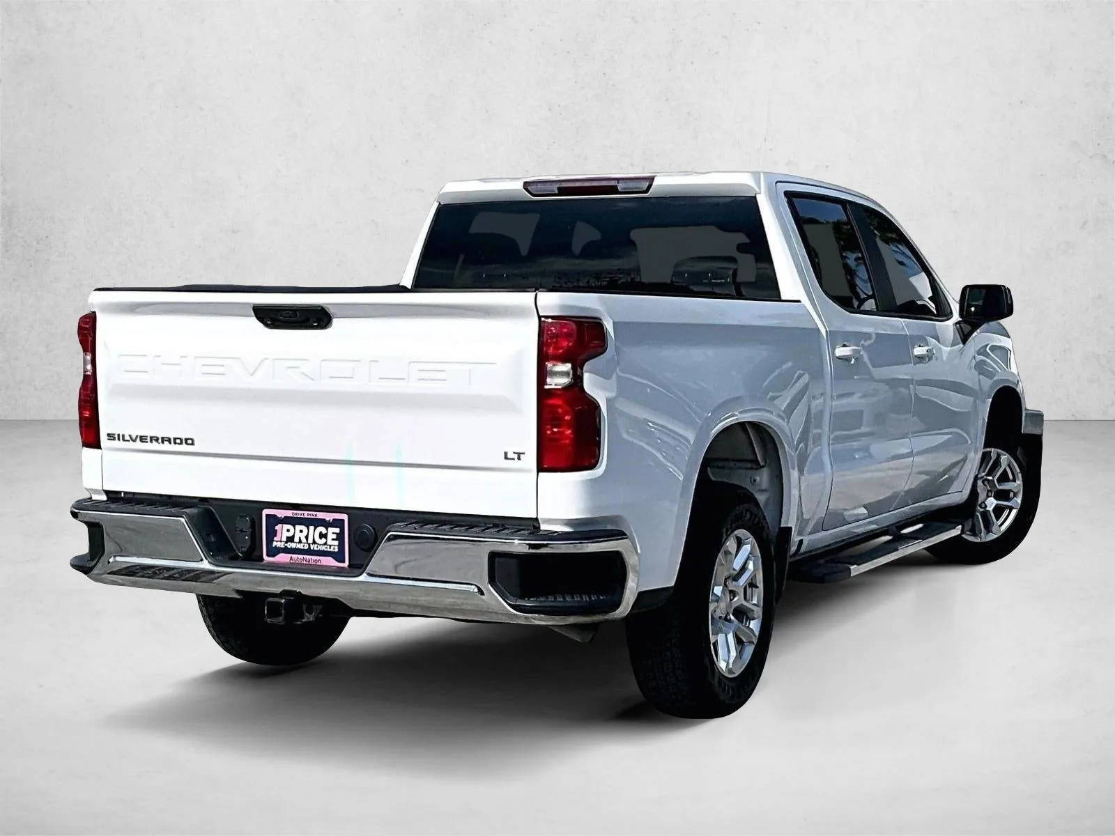 2022 Chevrolet Silverado 1500 LT photo 2