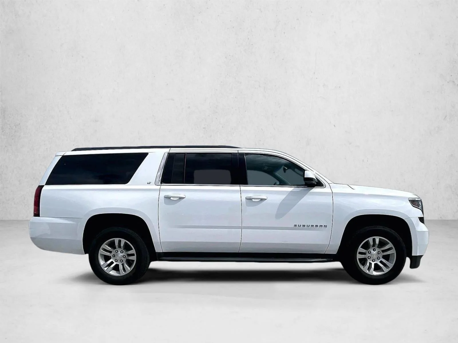 2018 Chevrolet Suburban LT photo 5
