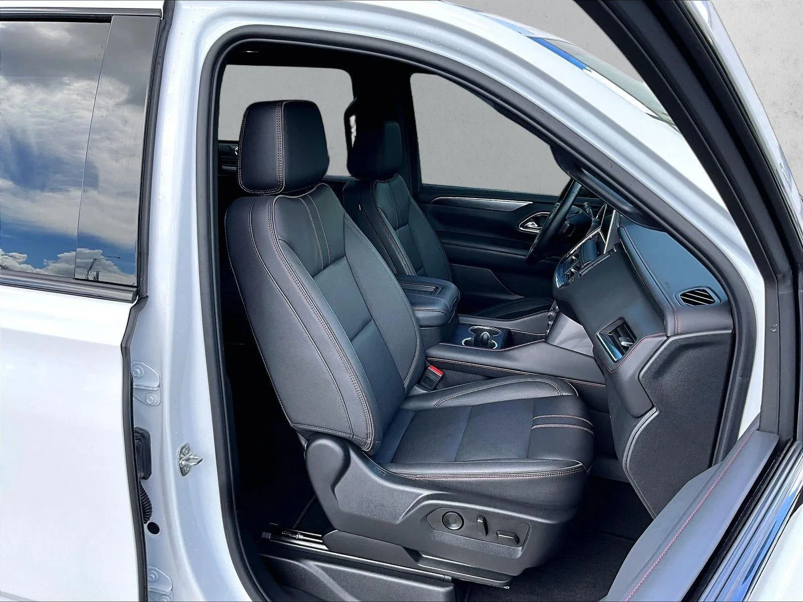 2024 Chevrolet Suburban RST photo 9