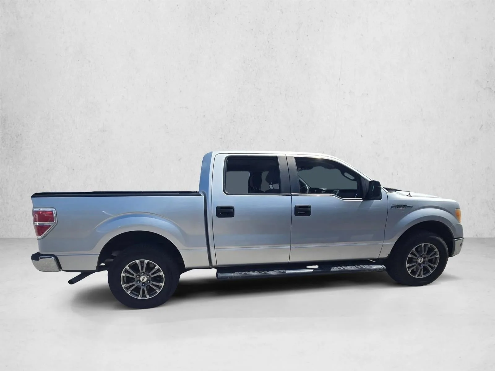 2013 Ford F-150 2WD SuperCrew 5-1/2 Ft Box XLT photo 4