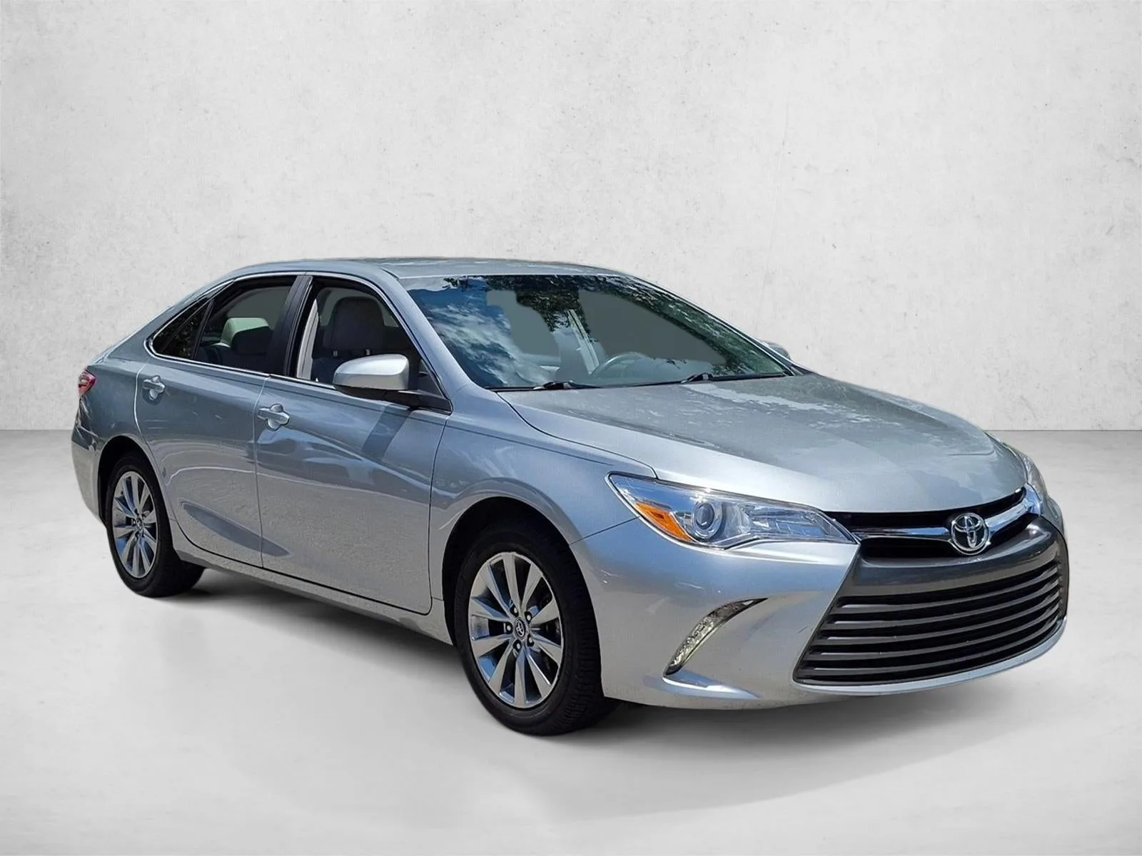 2017 Toyota Camry XLE Auto (SE) photo 3