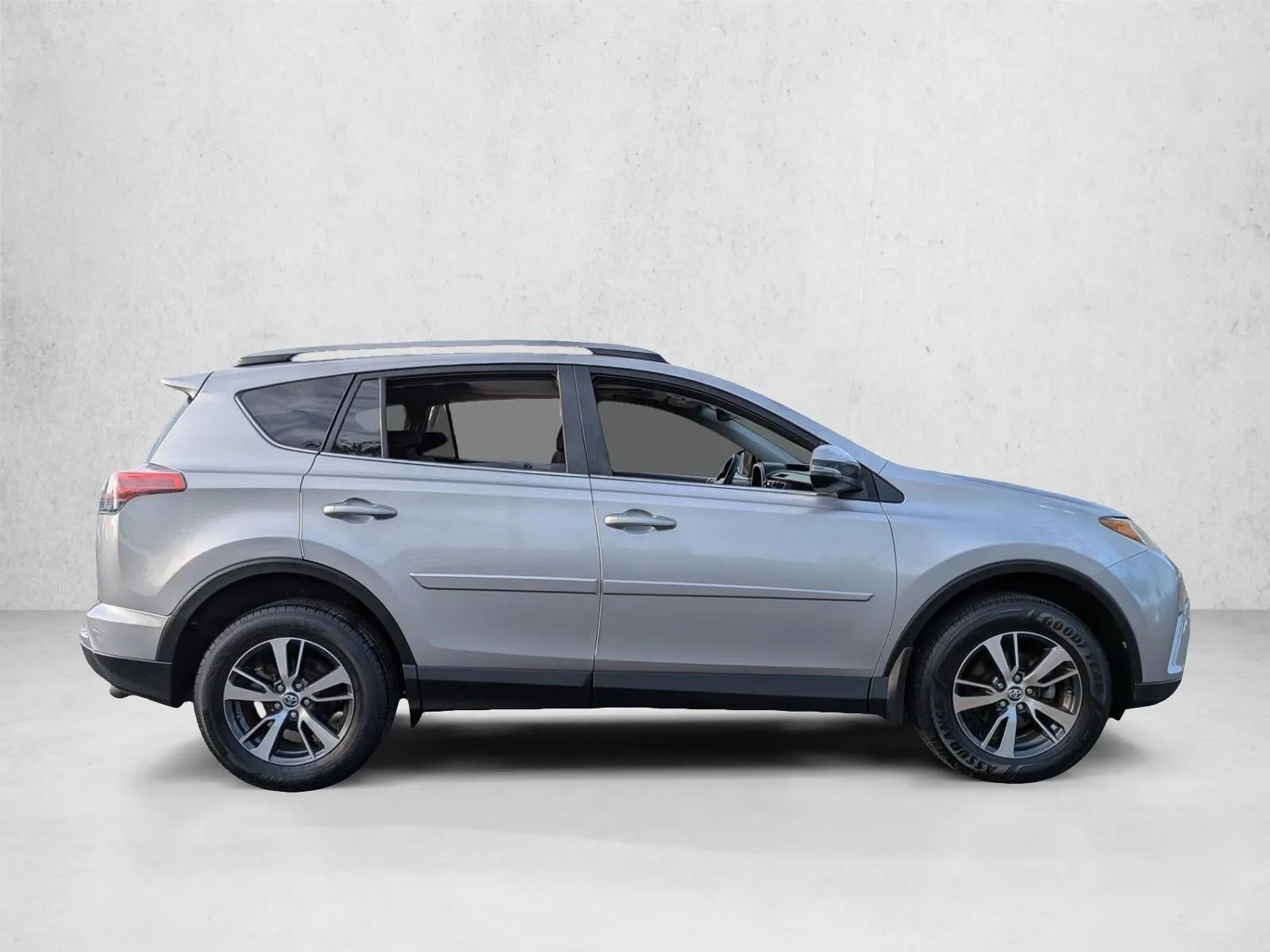 2018 Toyota RAV4 XLE AWD (Natl) photo 4
