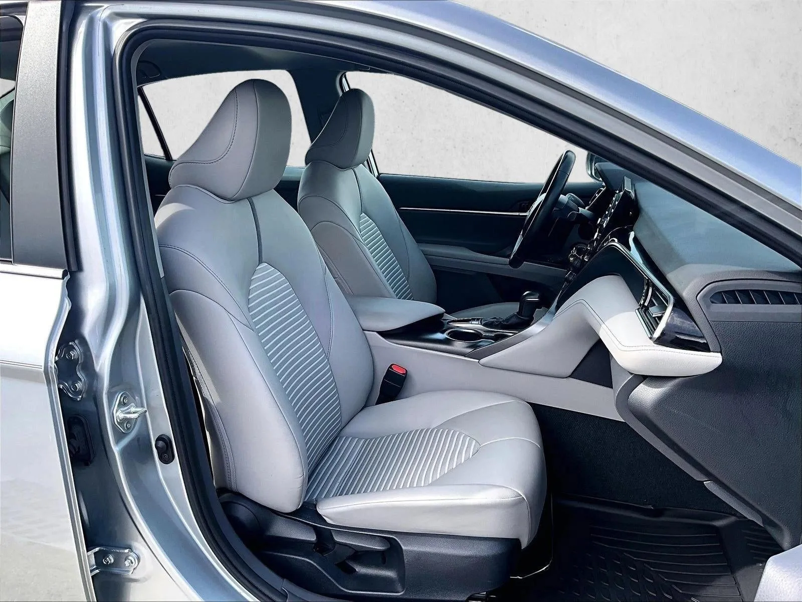2023 Toyota Camry SE photo 9