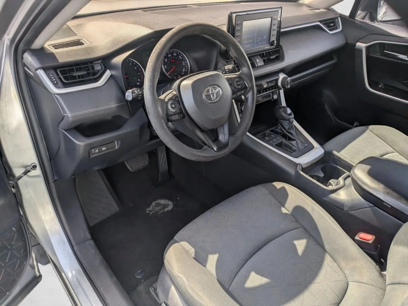 2020 Toyota RAV4 XLE FWD (GS) photo 9