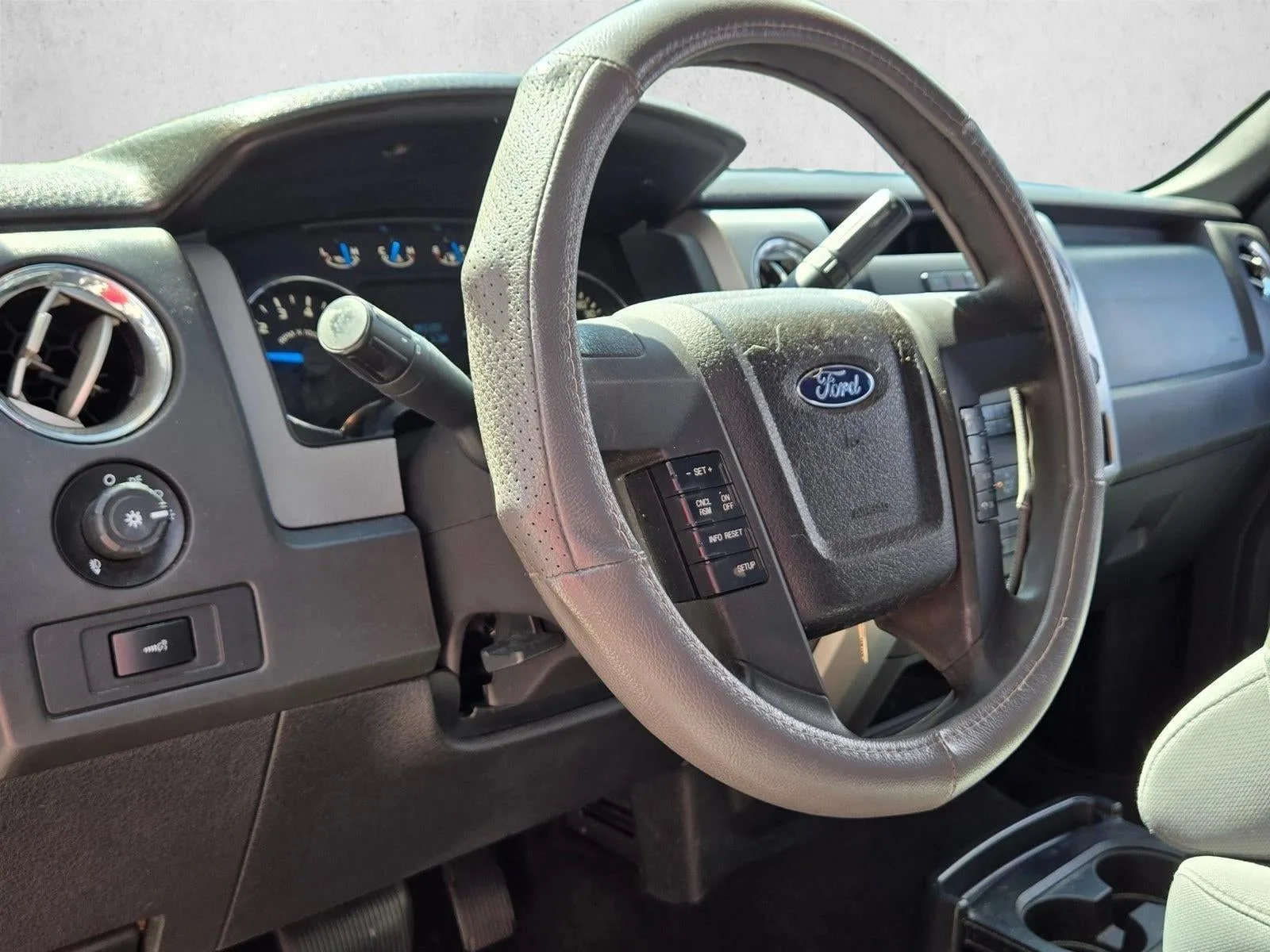 2013 Ford F-150 2WD SuperCrew 5-1/2 Ft Box XLT photo 9