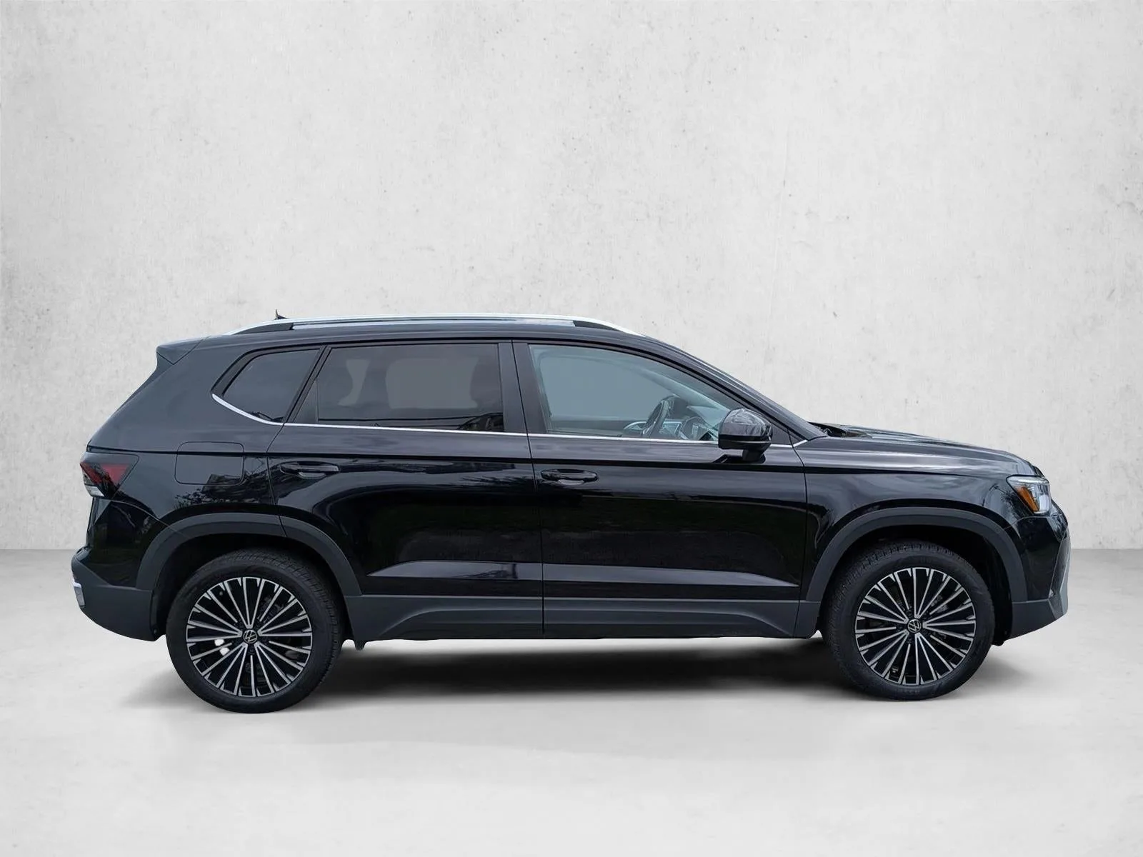 2025 Volkswagen Taos SE FWD photo 4