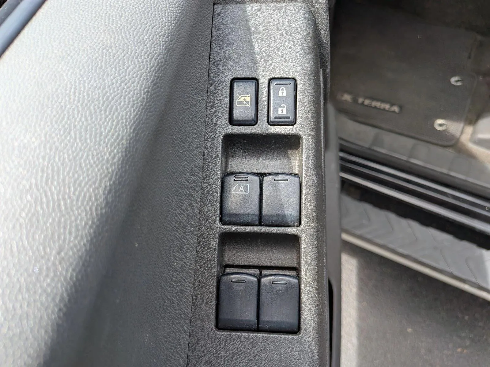2015 Nissan Xterra 4WD 4dr Auto X photo 10