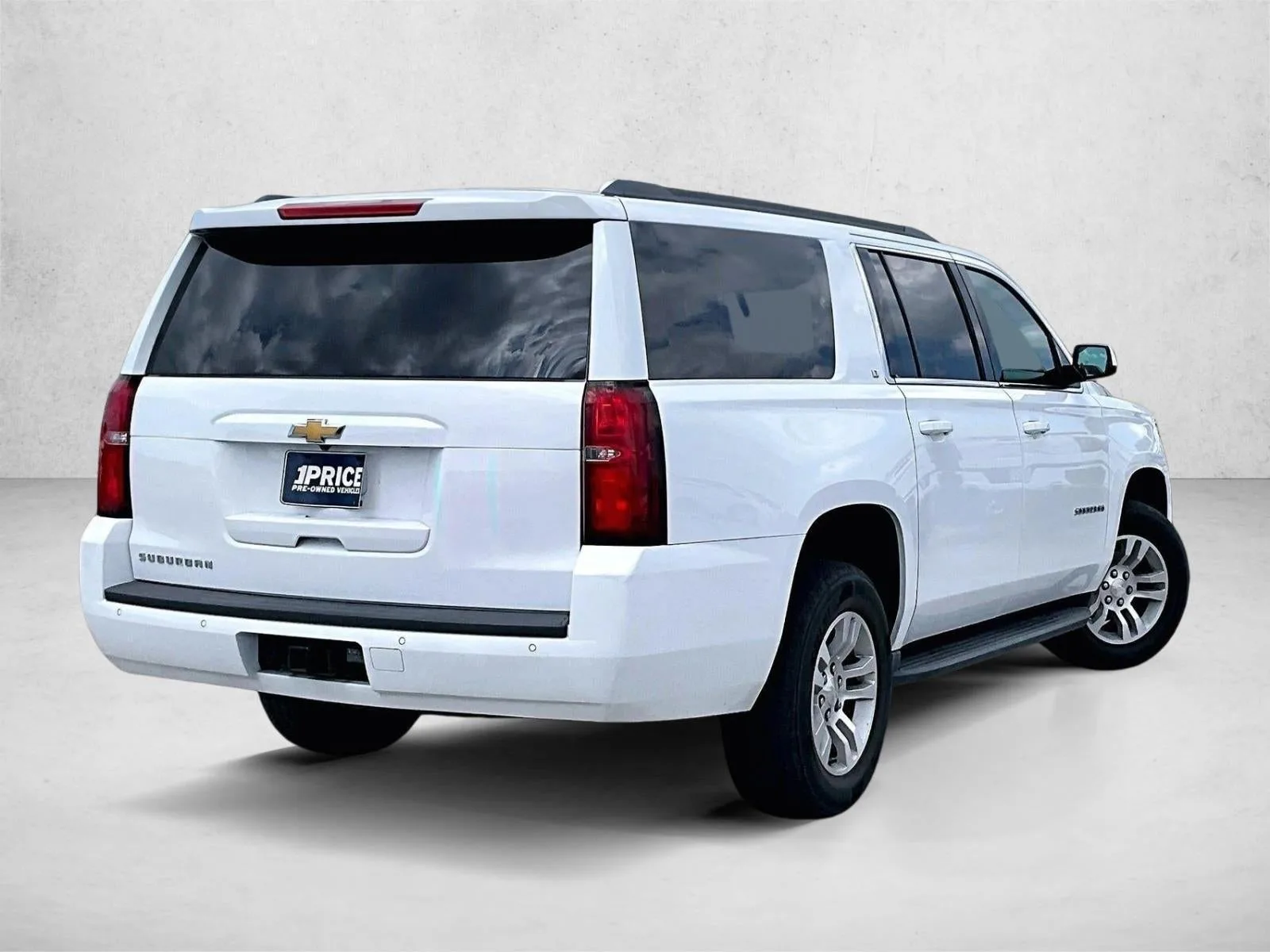 2018 Chevrolet Suburban LT photo 2