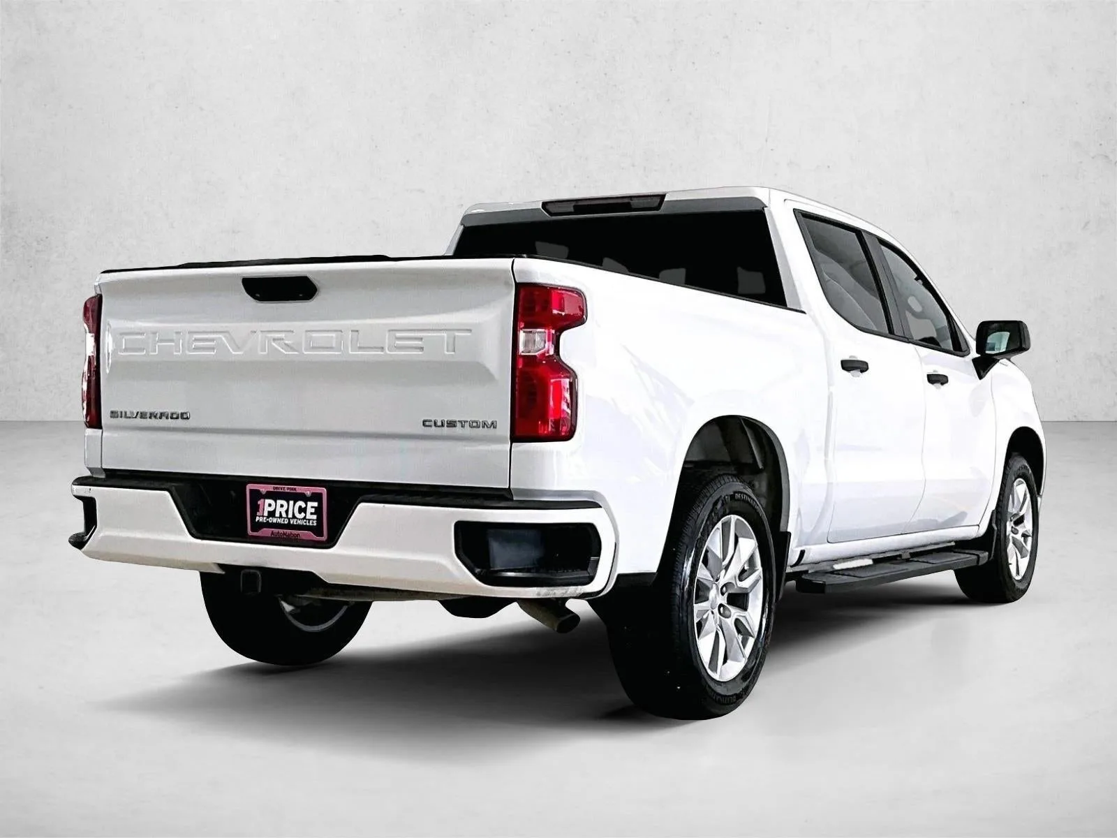 2023 Chevrolet Silverado 1500 Custom photo 2
