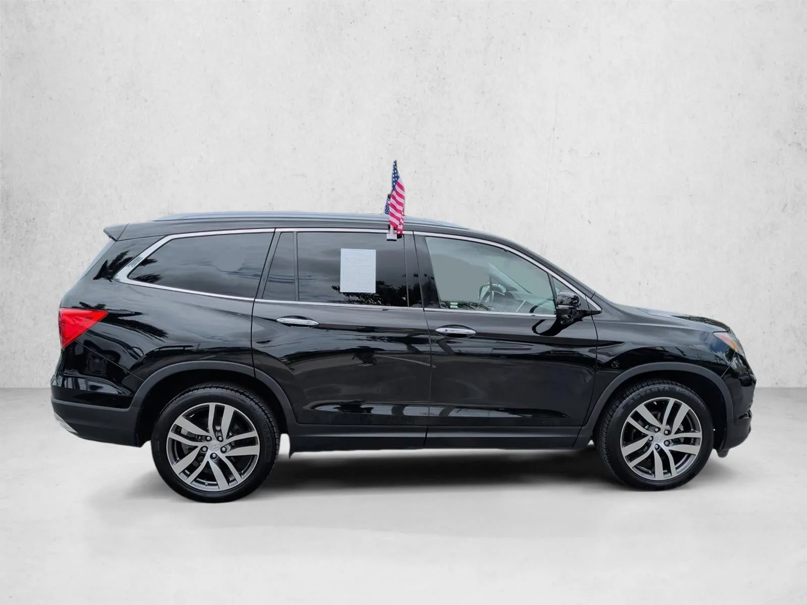 2016 Honda Pilot AWD Touring with DVD Rear Entertainment System and Navigation photo 4