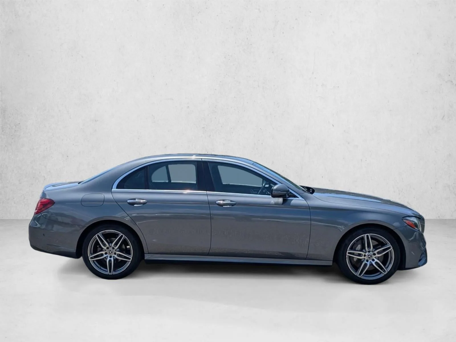 2017 Mercedes-Benz E 300 4MATIC® photo 4