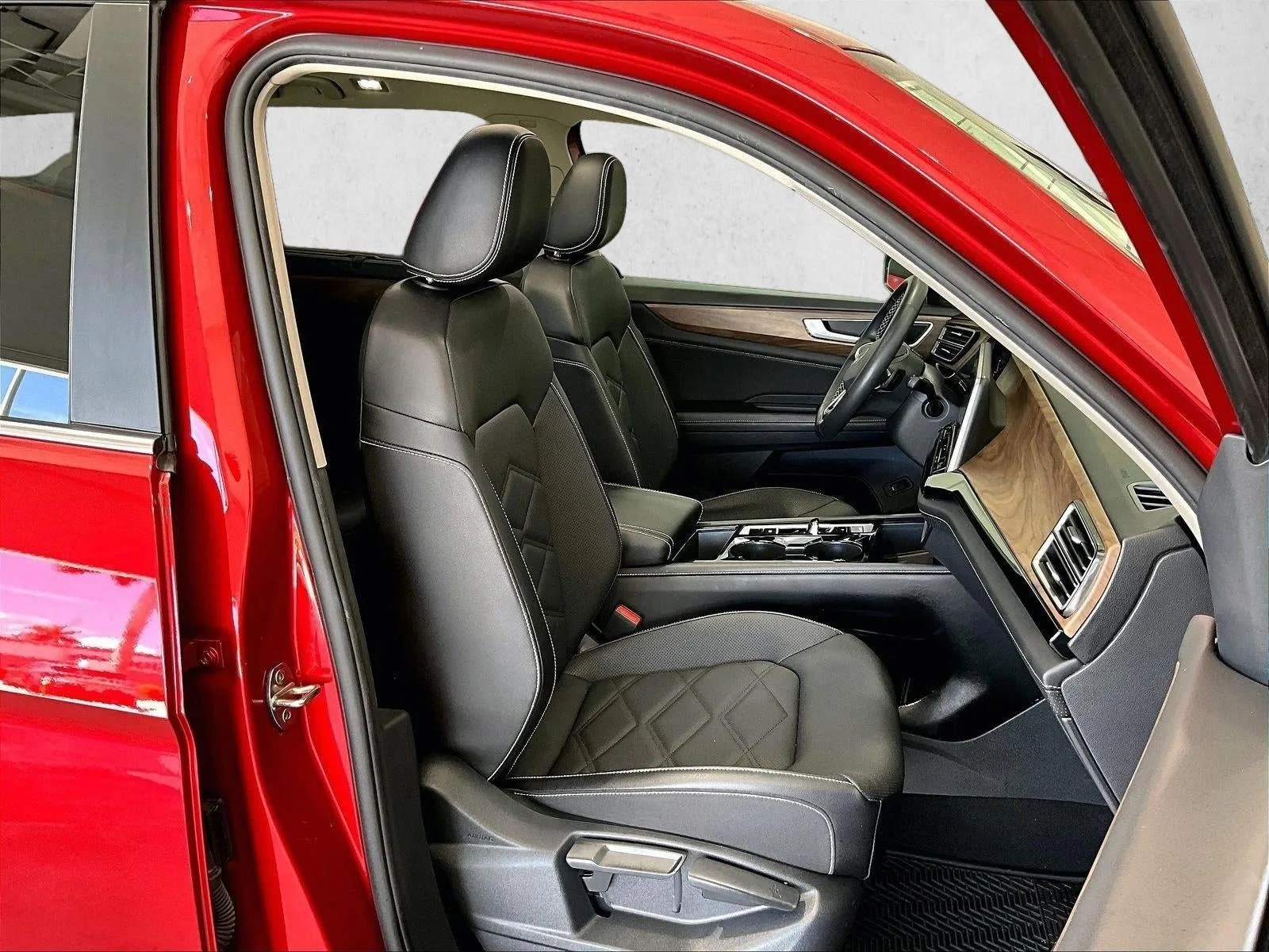 2024 Volkswagen Atlas 2.0T SE w/Technology photo 9