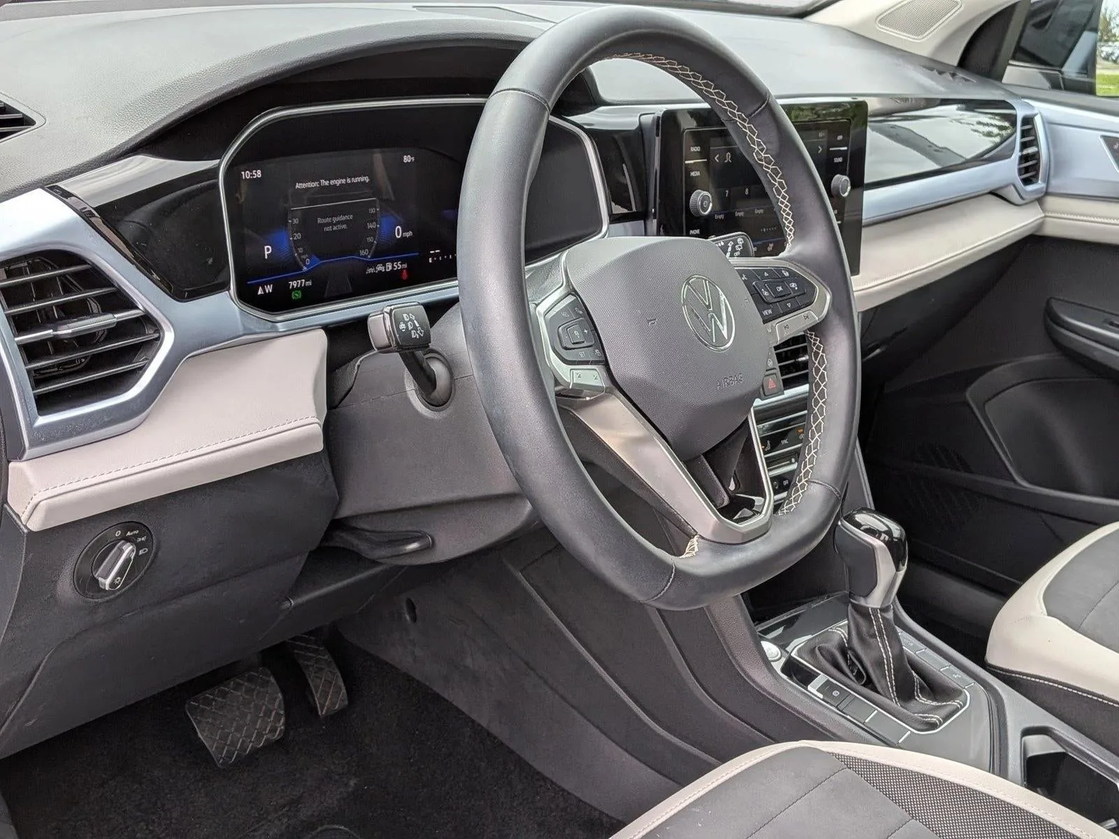 2025 Volkswagen Taos SE FWD photo 9