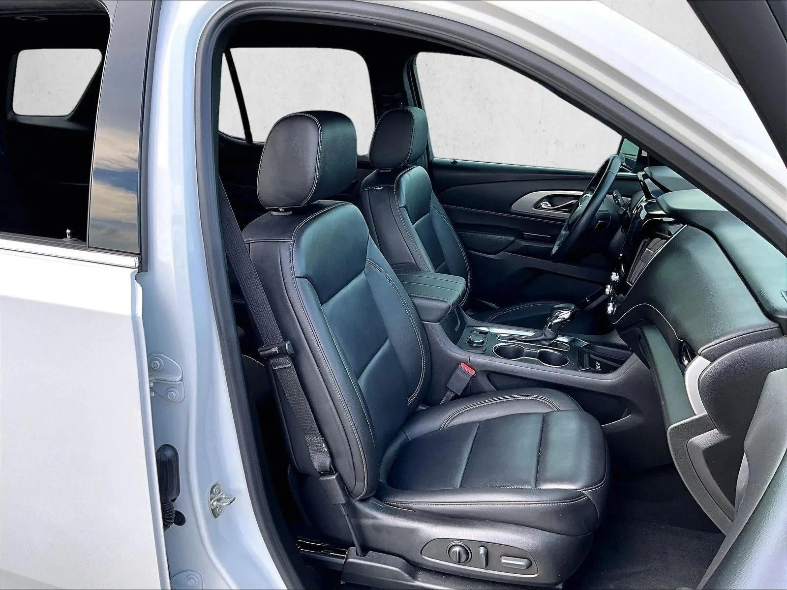 2023 Chevrolet Traverse LT Leather photo 9