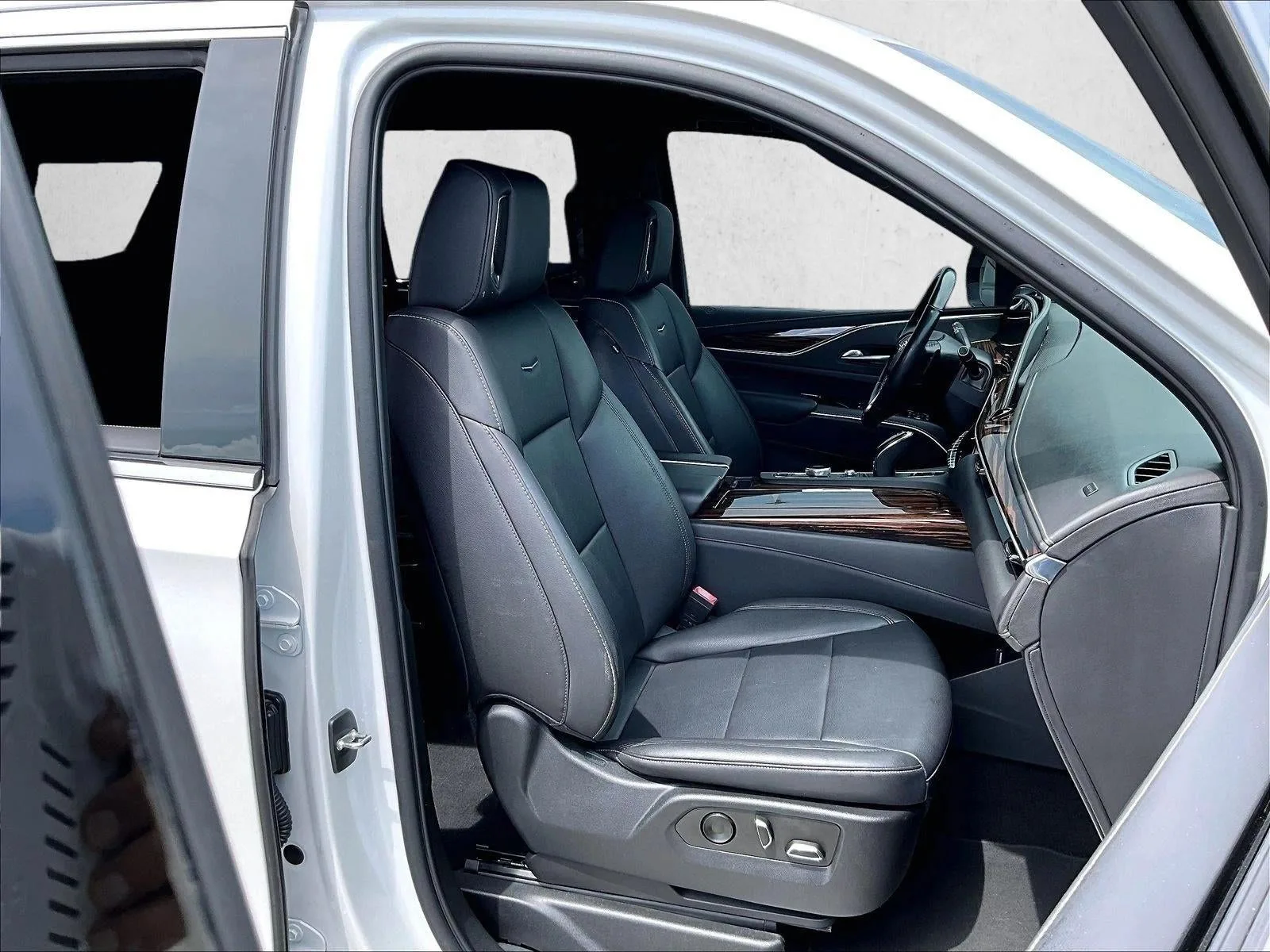 2022 Cadillac Escalade Luxury photo 9