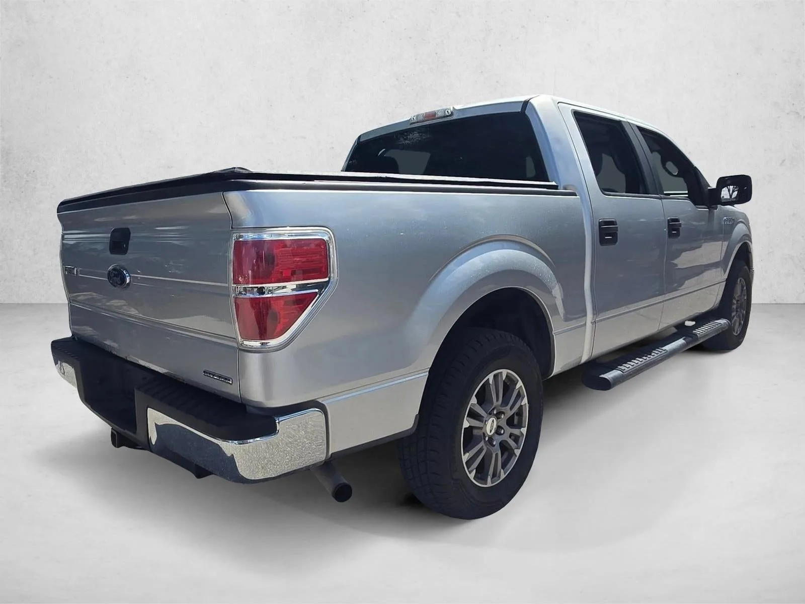 2013 Ford F-150 2WD SuperCrew 5-1/2 Ft Box XLT photo 5