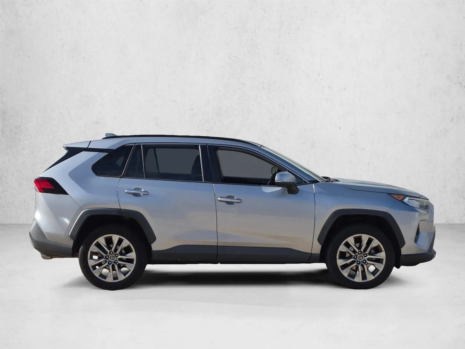 2019 Toyota RAV4 Limited FWD (Natl) photo 4