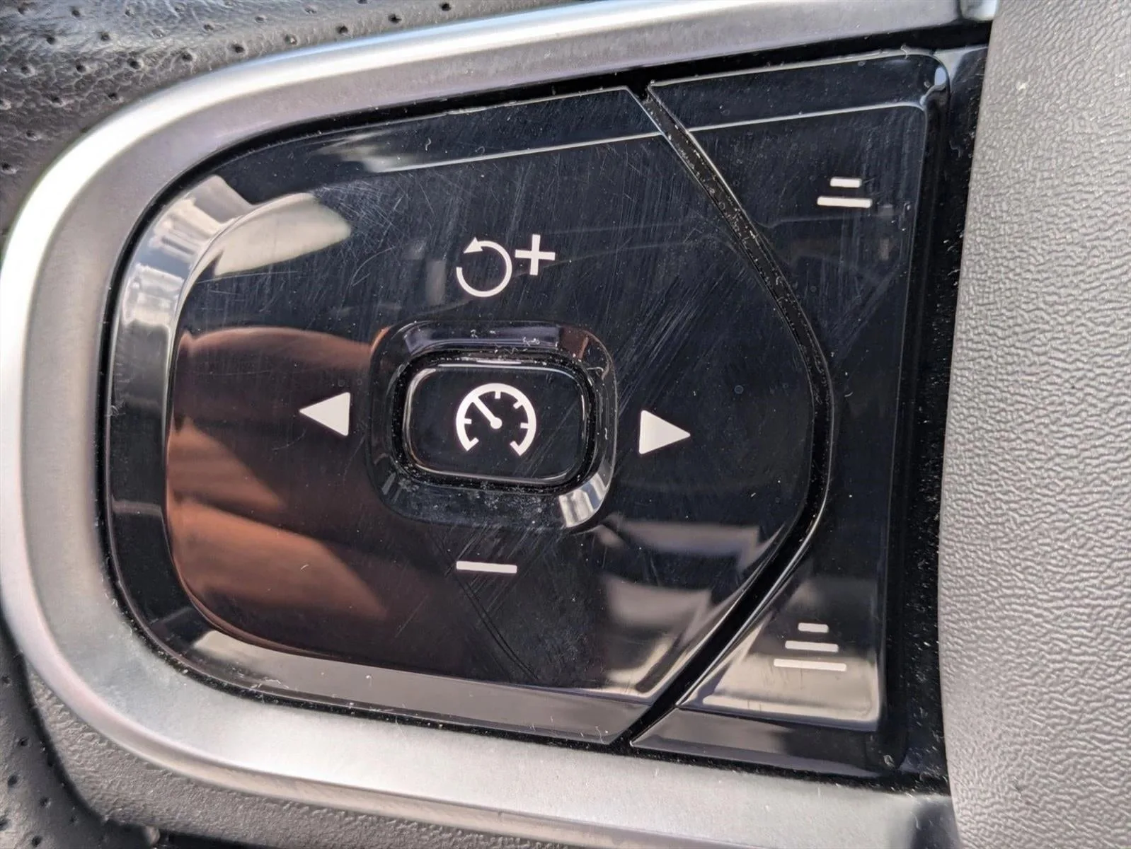 2019 Volvo XC90 T6 AWD R-Design photo 12