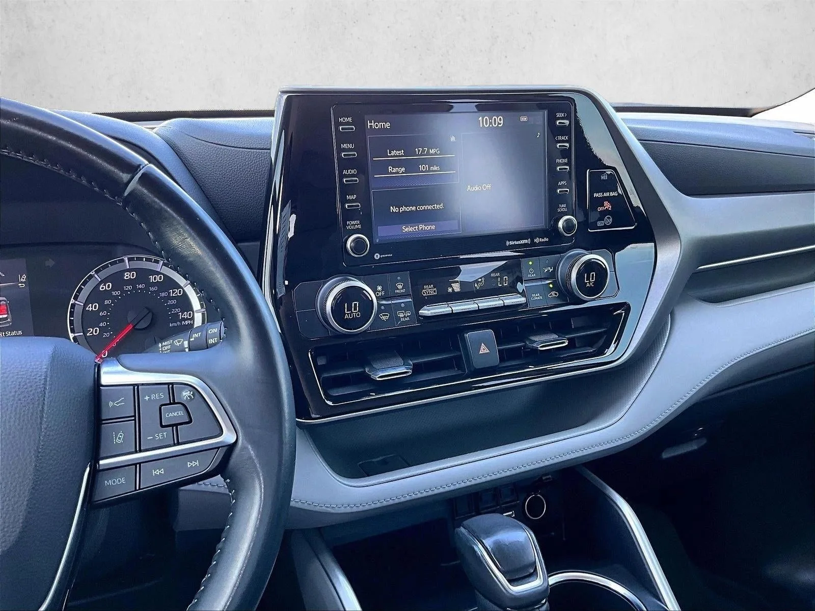 2021 Toyota Highlander LE photo 8