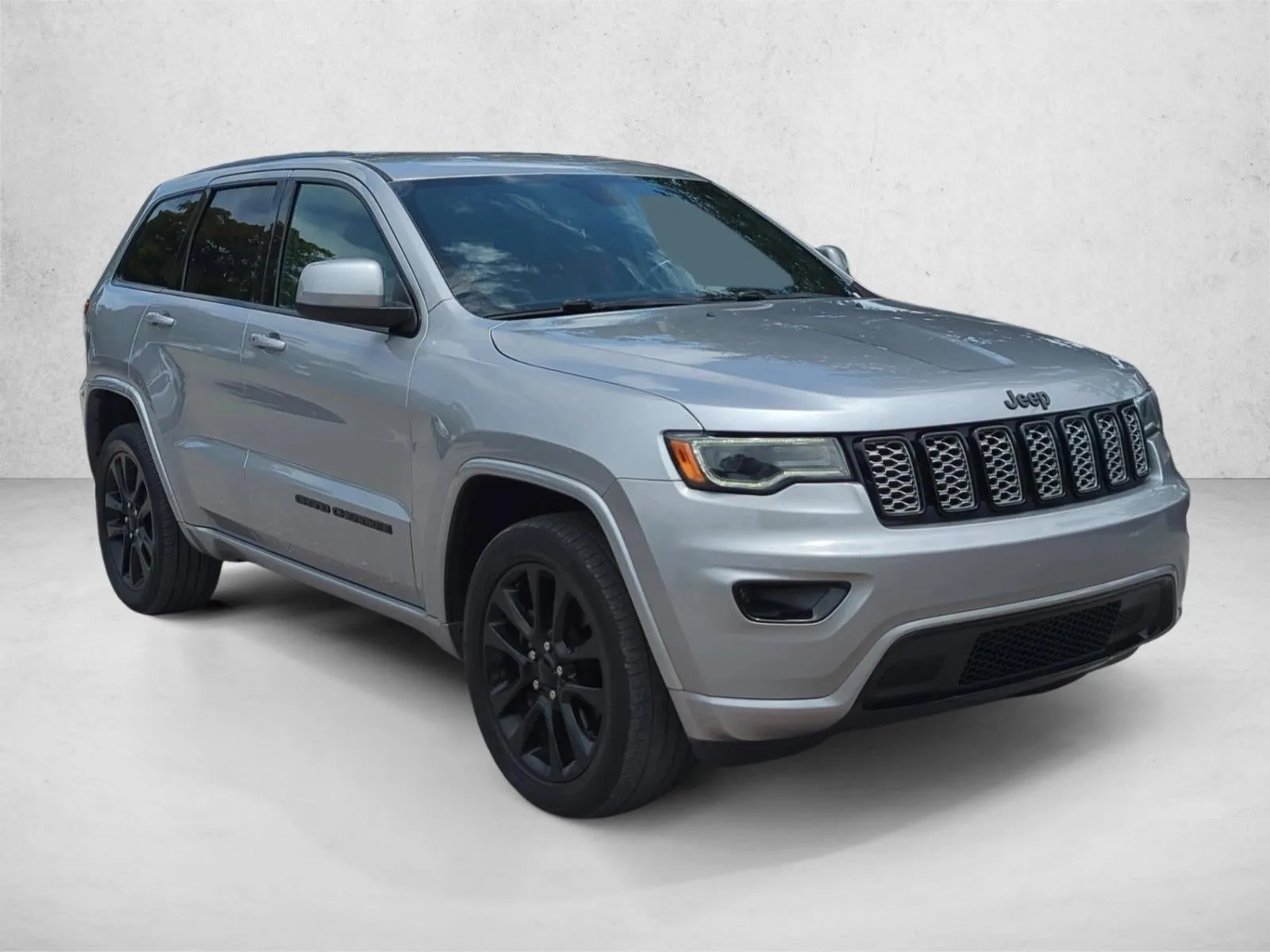 2020 Jeep Grand Cherokee Altitude 4x2 photo 3