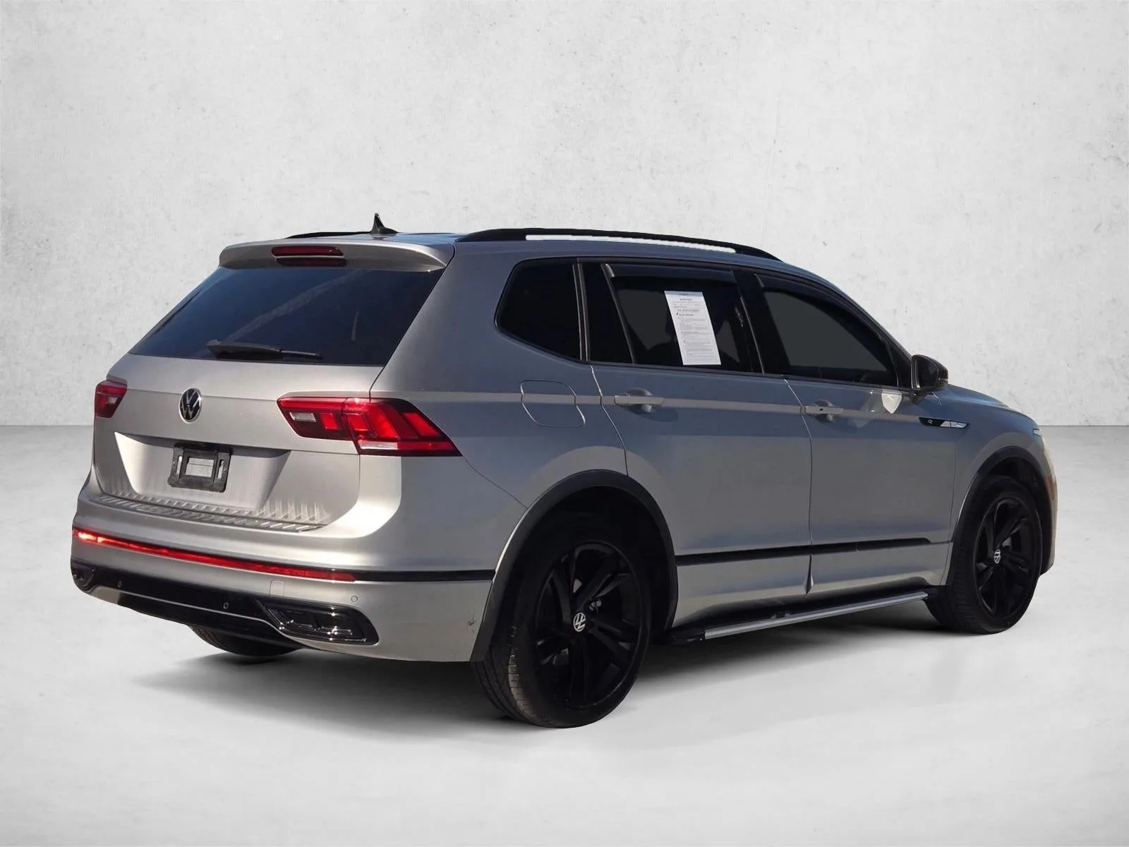 2023 Volkswagen Tiguan 2.0T SE R-Line Black FWD photo 5