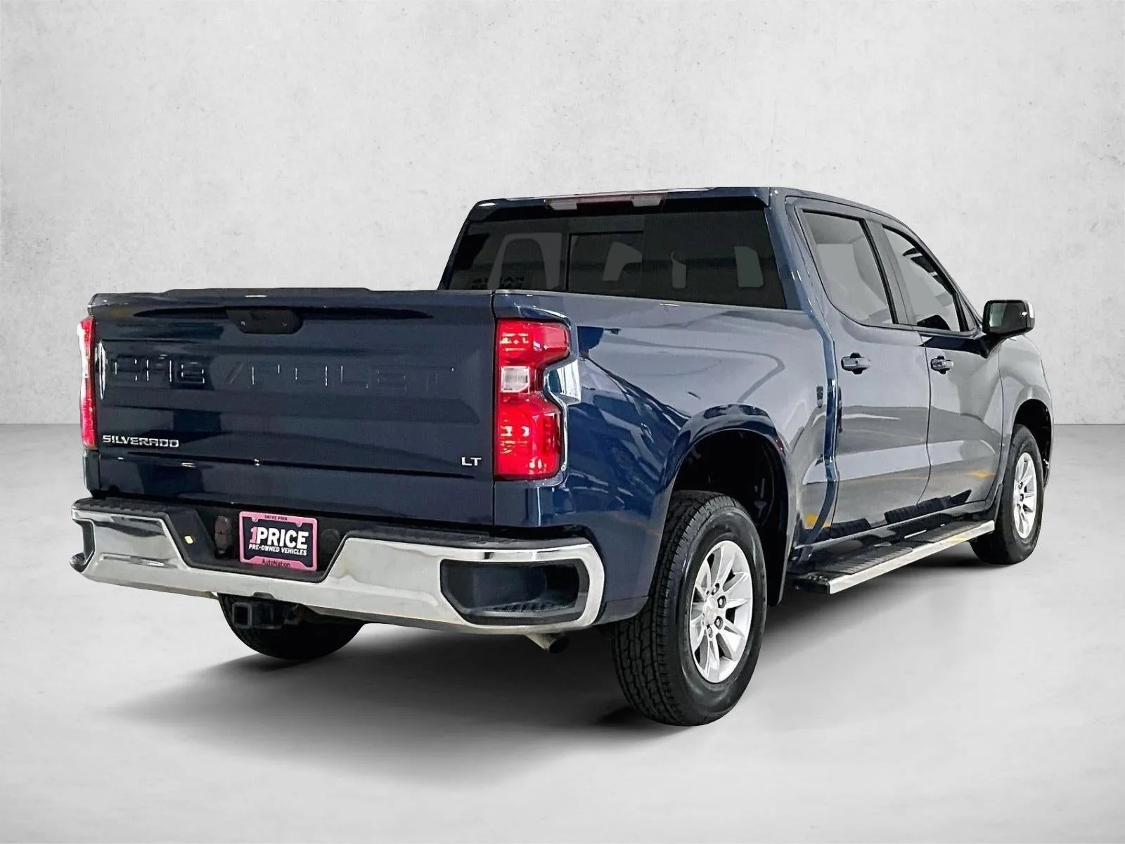 2021 Chevrolet Silverado 1500 LT photo 2